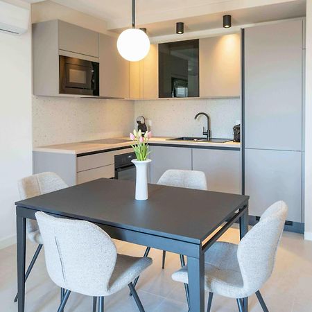 Sea View Apartment Gin Брела Екстериор снимка