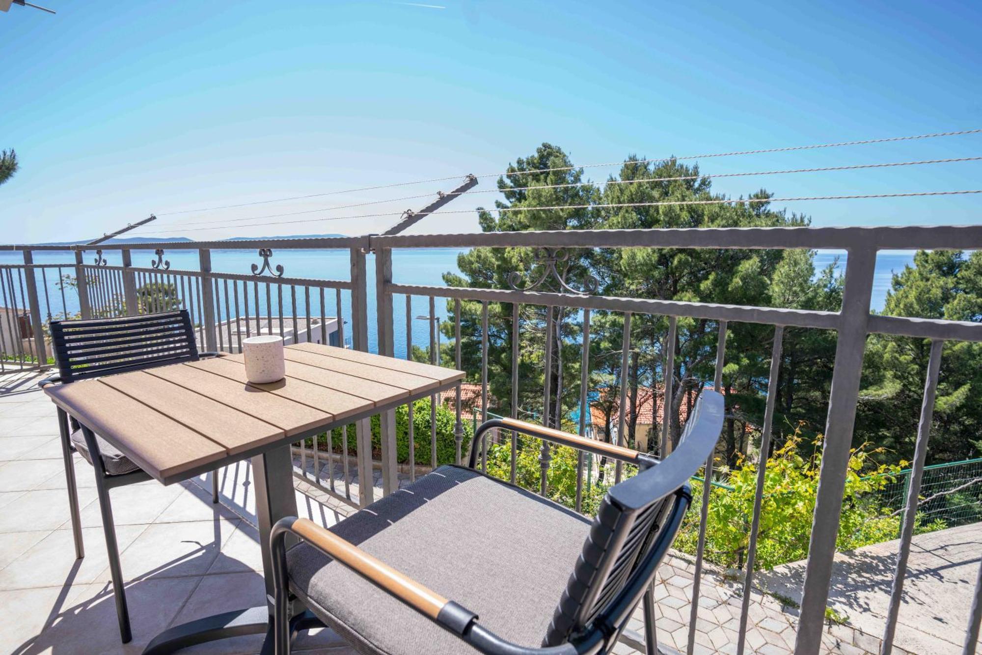 Sea View Apartment Gin Брела Екстериор снимка
