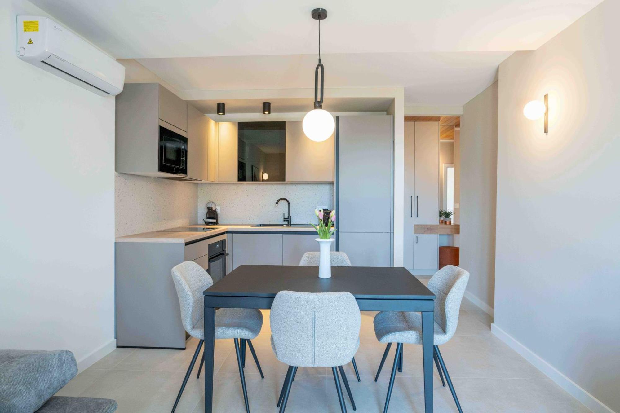 Sea View Apartment Gin Брела Екстериор снимка