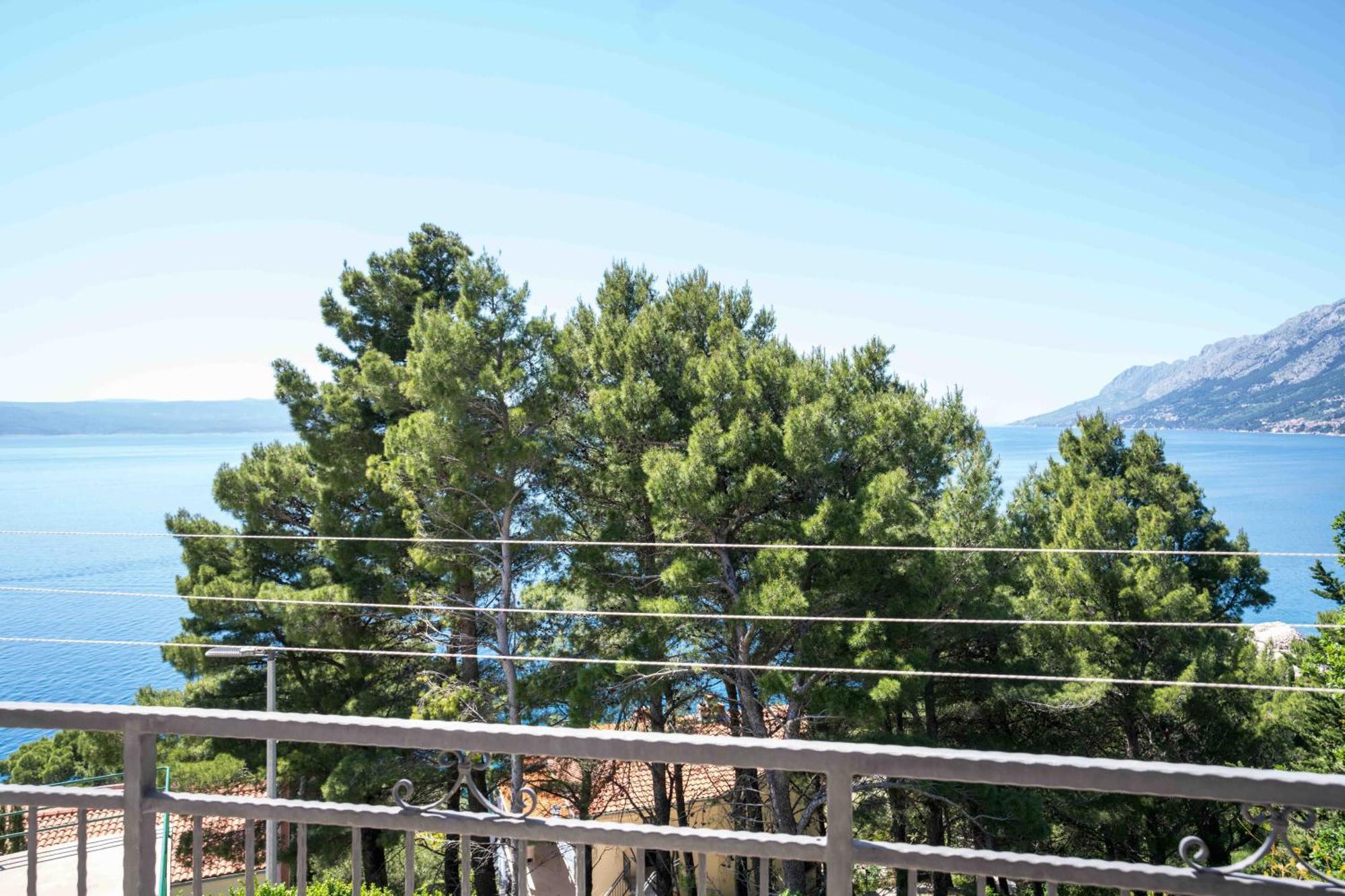 Sea View Apartment Gin Брела Стая снимка