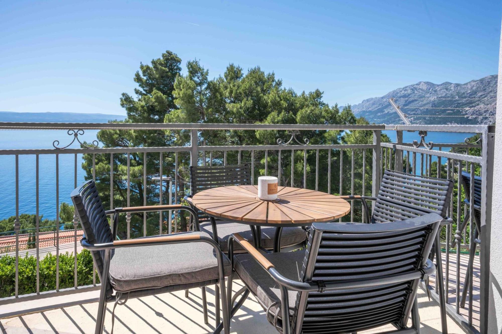 Sea View Apartment Gin Брела Екстериор снимка