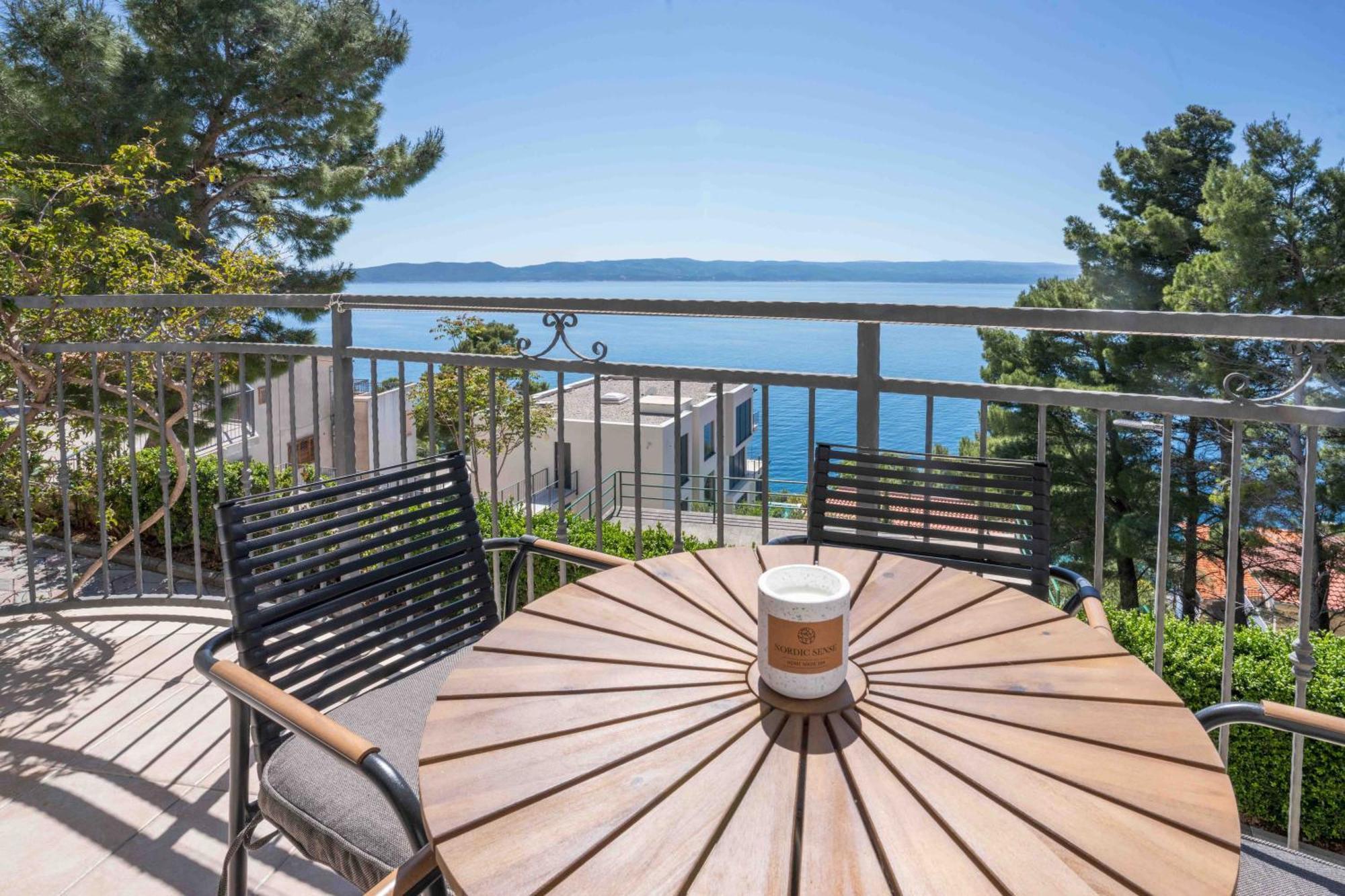Sea View Apartment Gin Брела Екстериор снимка