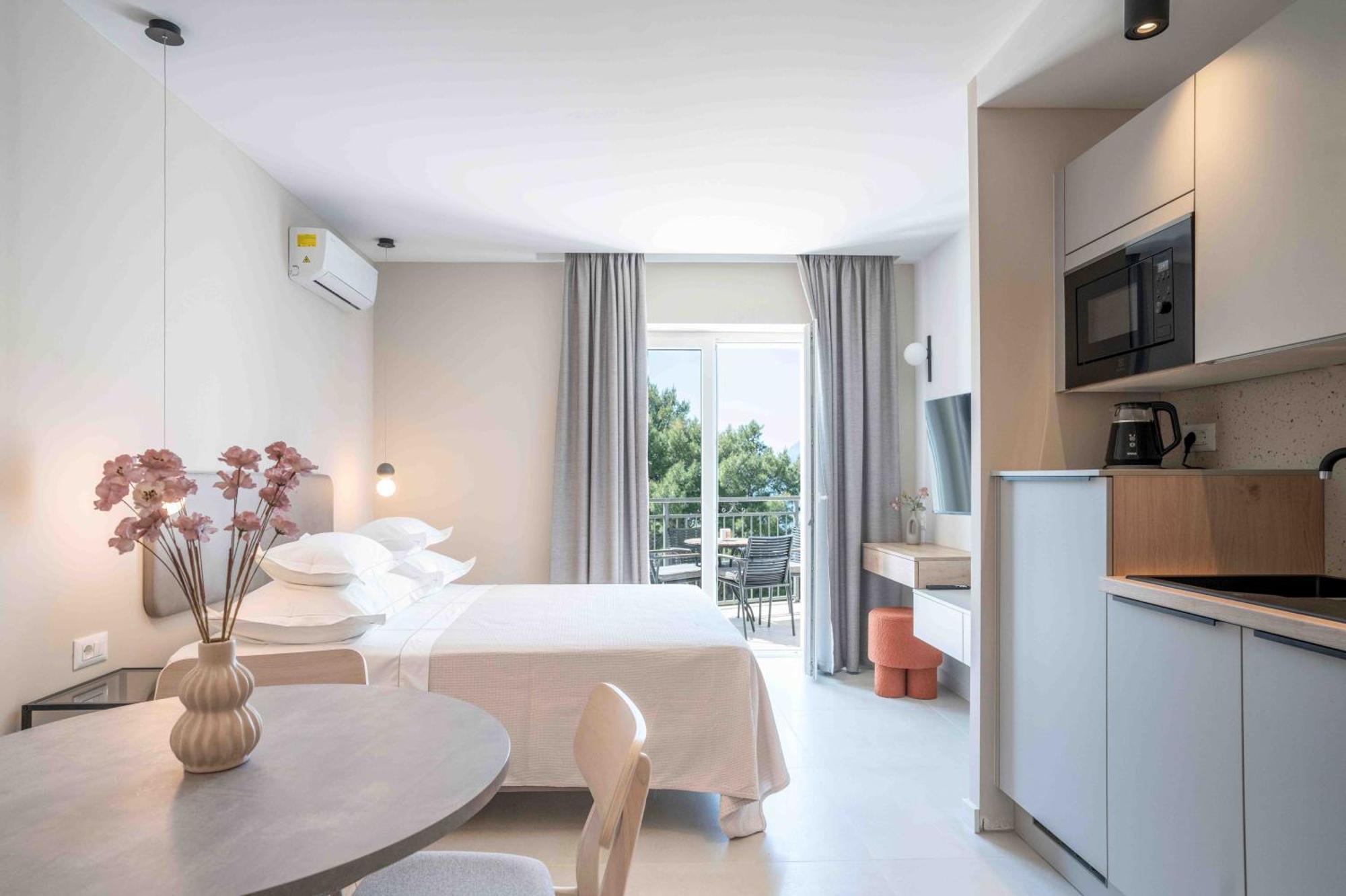 Sea View Apartment Gin Брела Екстериор снимка