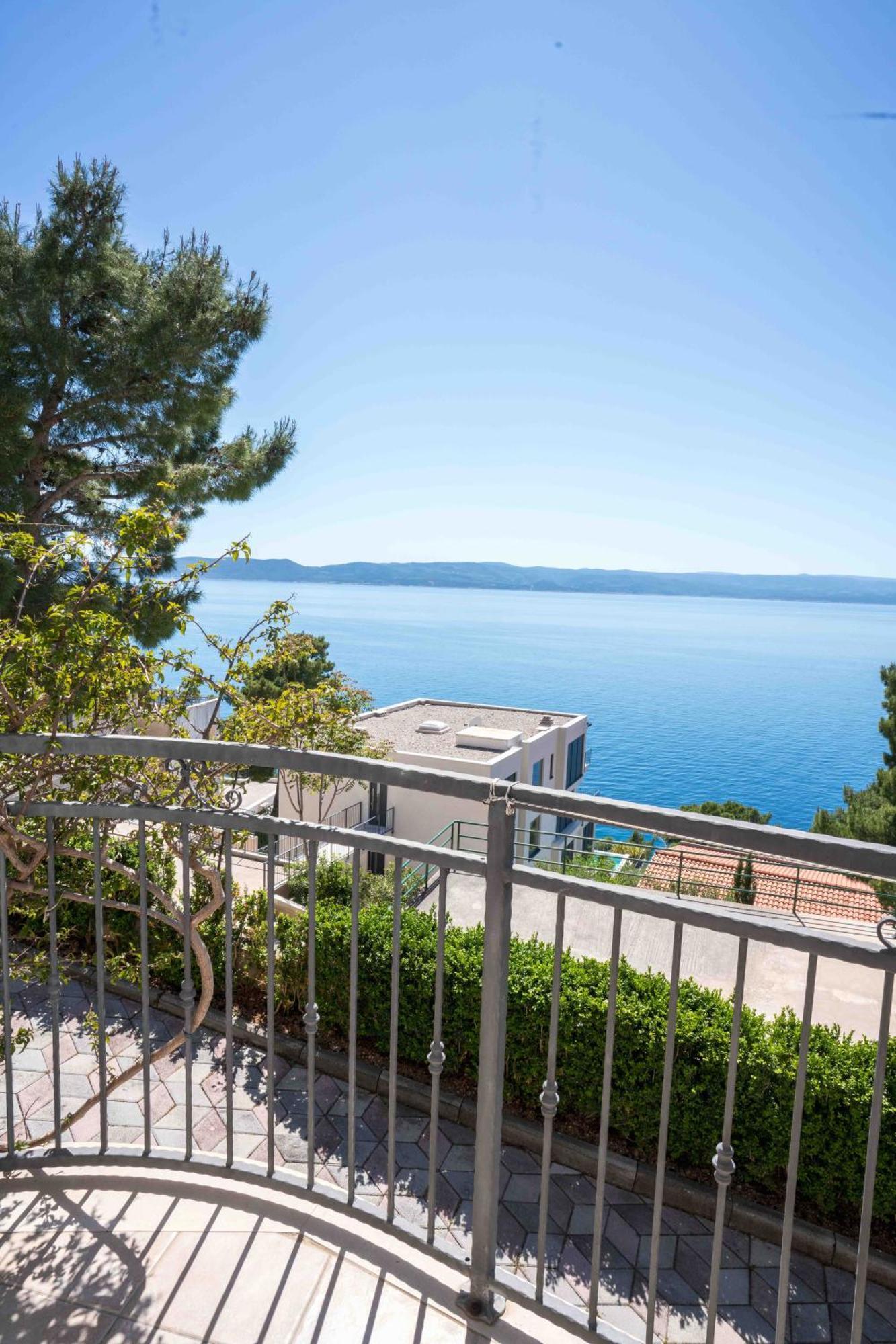 Sea View Apartment Gin Брела Екстериор снимка