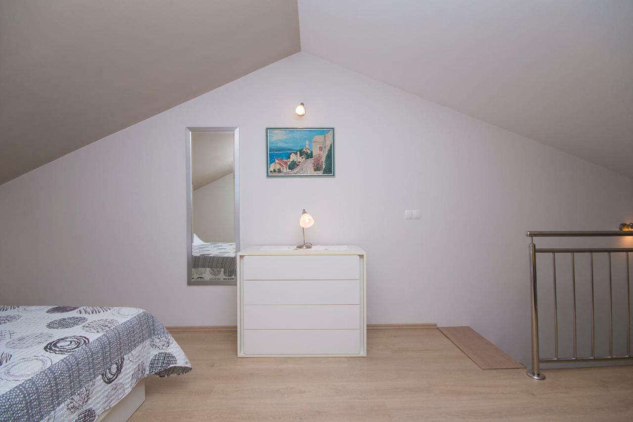 Sea View Apartment Gin Брела Екстериор снимка