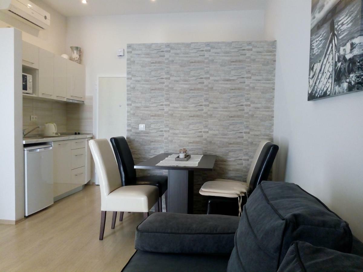 Sea View Apartment Gin Брела Екстериор снимка